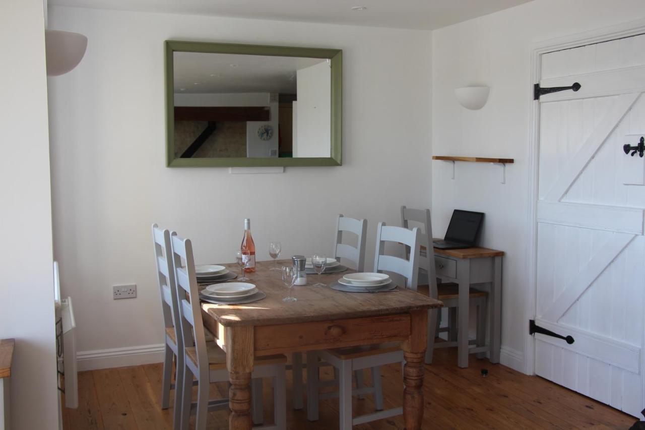 Coot Cottage - Holiday House With Fantastic Lake Views Somerford Keynes Exterior photo