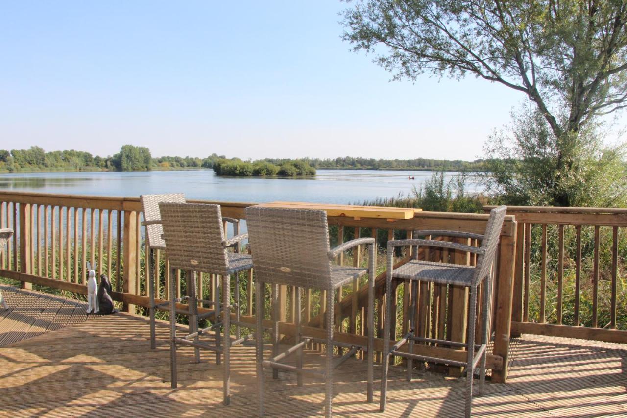 Coot Cottage - Holiday House With Fantastic Lake Views Somerford Keynes Exterior photo
