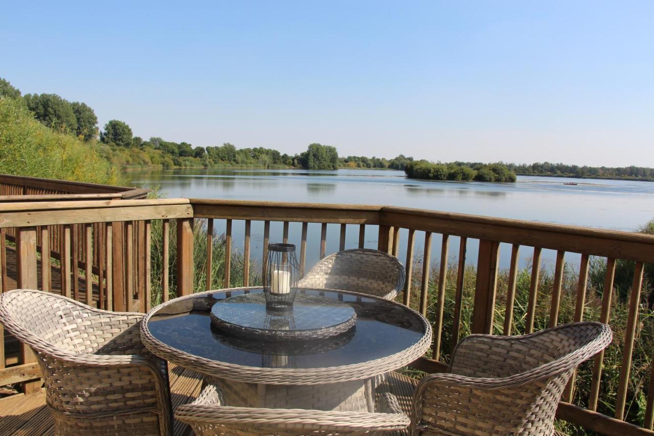Coot Cottage - Holiday House With Fantastic Lake Views Somerford Keynes Exterior photo