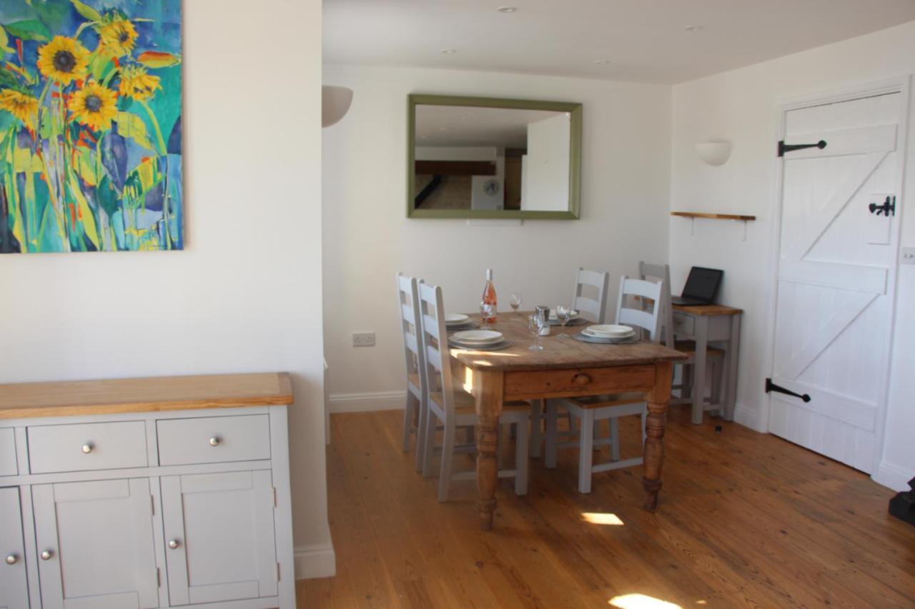 Coot Cottage - Holiday House With Fantastic Lake Views Somerford Keynes Exterior photo