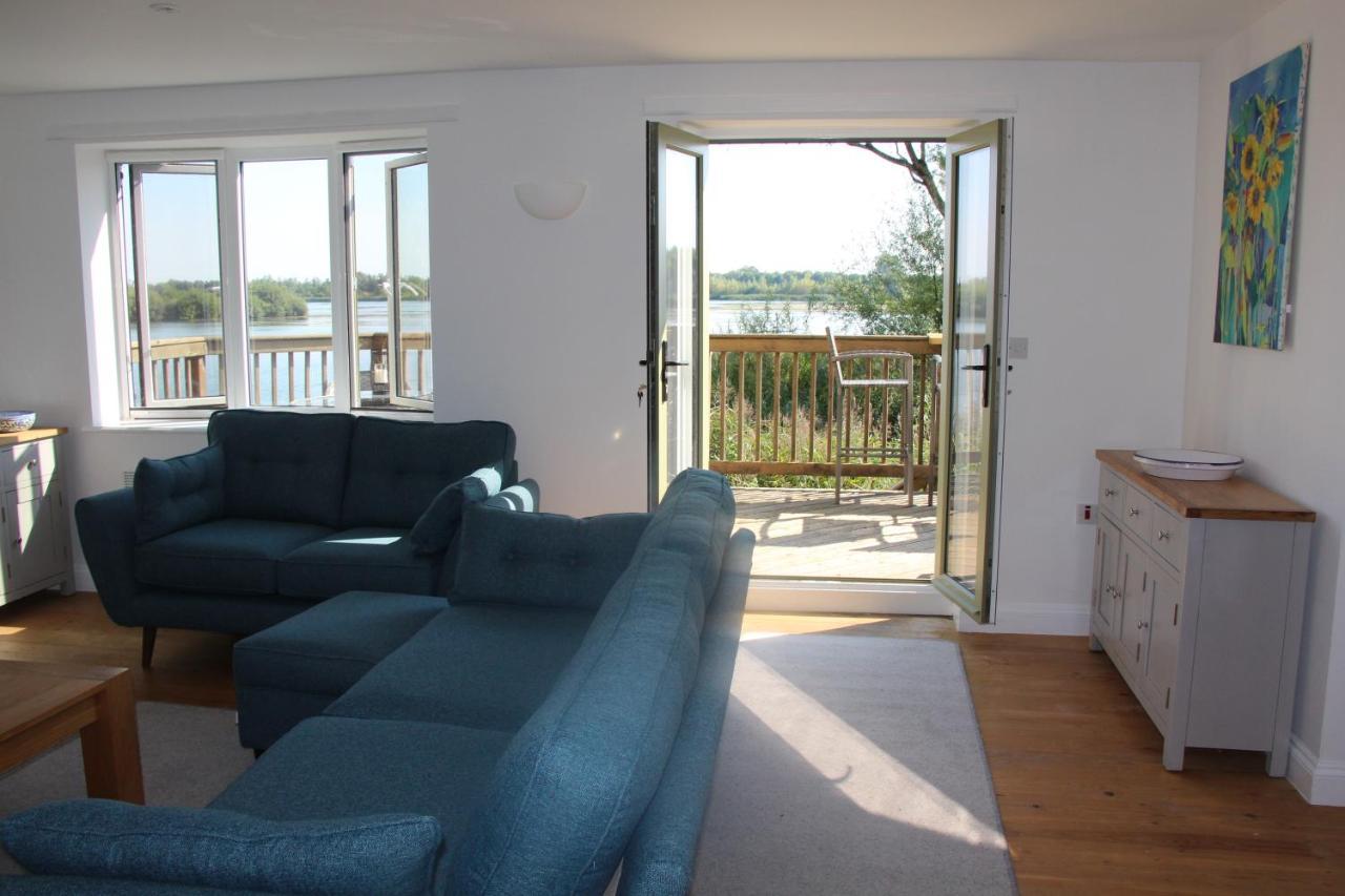 Coot Cottage - Holiday House With Fantastic Lake Views Somerford Keynes Exterior photo