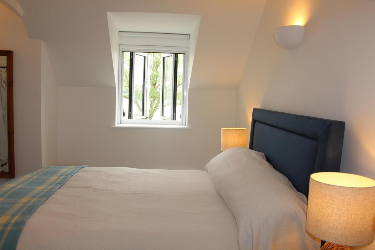 Coot Cottage - Holiday House With Fantastic Lake Views Somerford Keynes Exterior photo