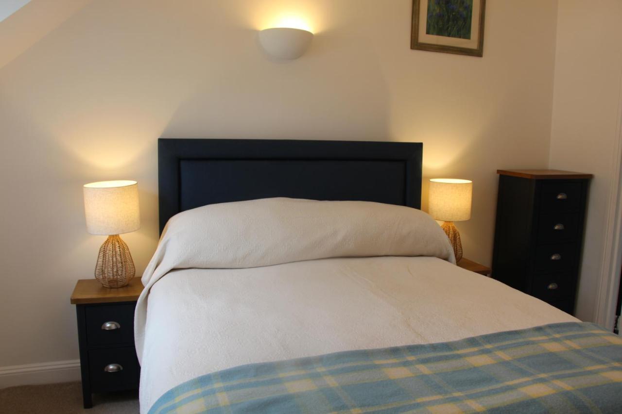 Coot Cottage - Holiday House With Fantastic Lake Views Somerford Keynes Exterior photo