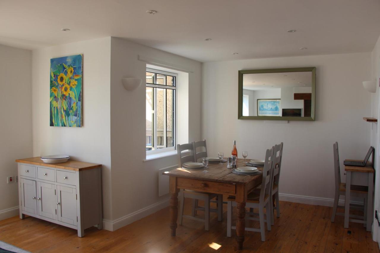 Coot Cottage - Holiday House With Fantastic Lake Views Somerford Keynes Exterior photo