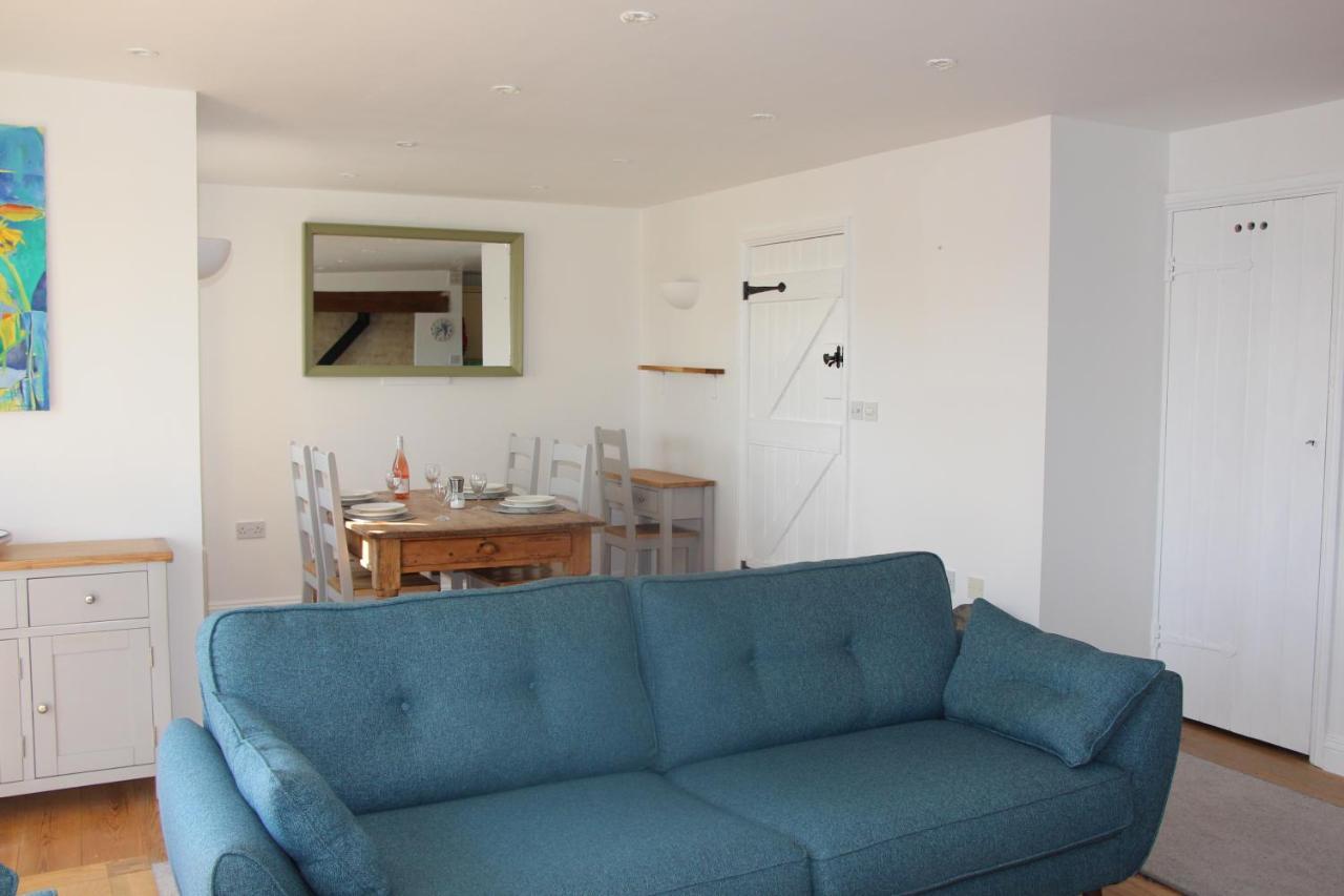 Coot Cottage - Holiday House With Fantastic Lake Views Somerford Keynes Exterior photo