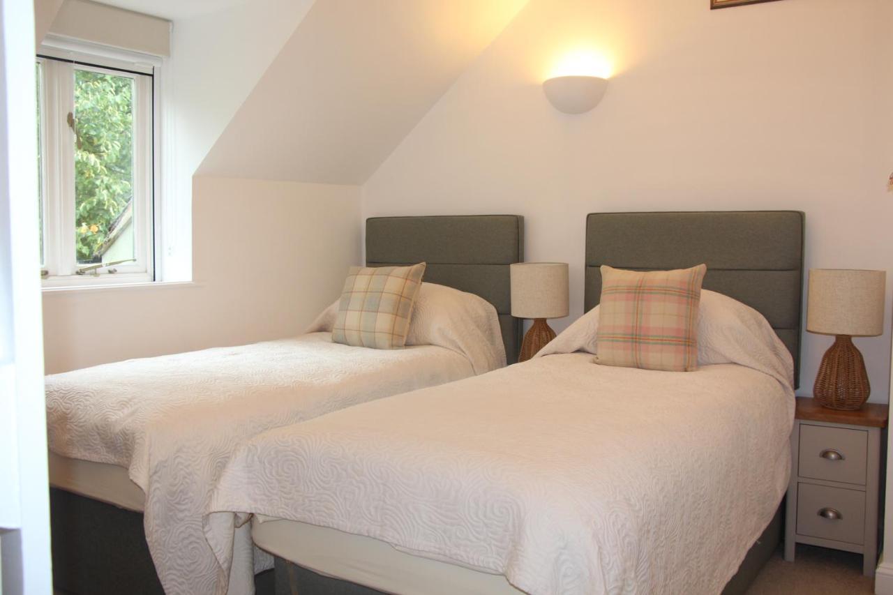 Coot Cottage - Holiday House With Fantastic Lake Views Somerford Keynes Exterior photo