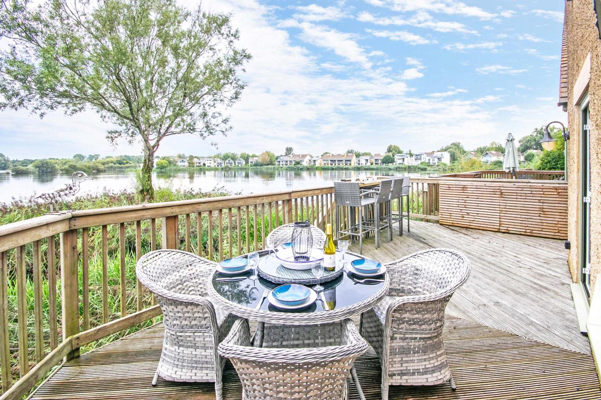 Coot Cottage - Holiday House With Fantastic Lake Views Somerford Keynes Exterior photo