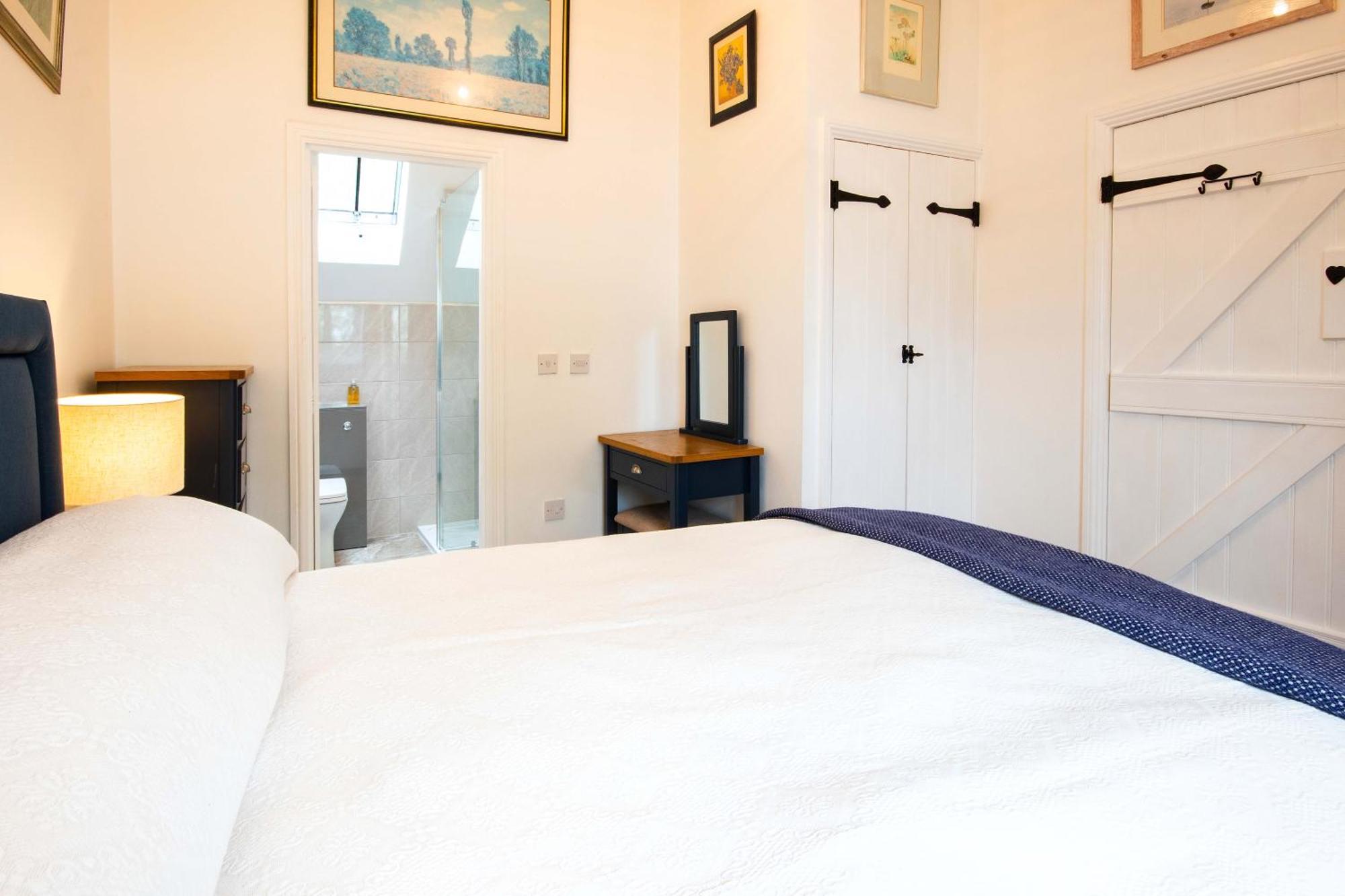 Coot Cottage - Holiday House With Fantastic Lake Views Somerford Keynes Exterior photo