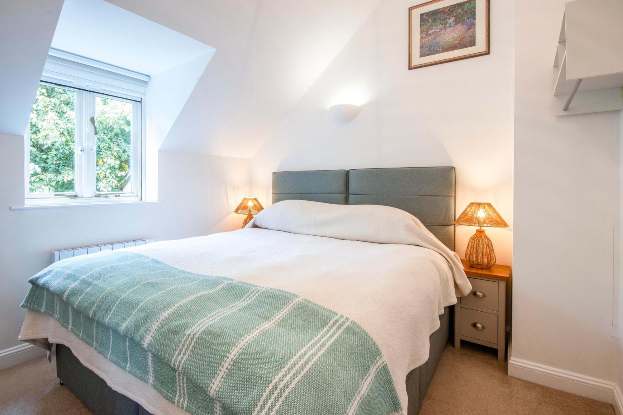 Coot Cottage - Holiday House With Fantastic Lake Views Somerford Keynes Exterior photo