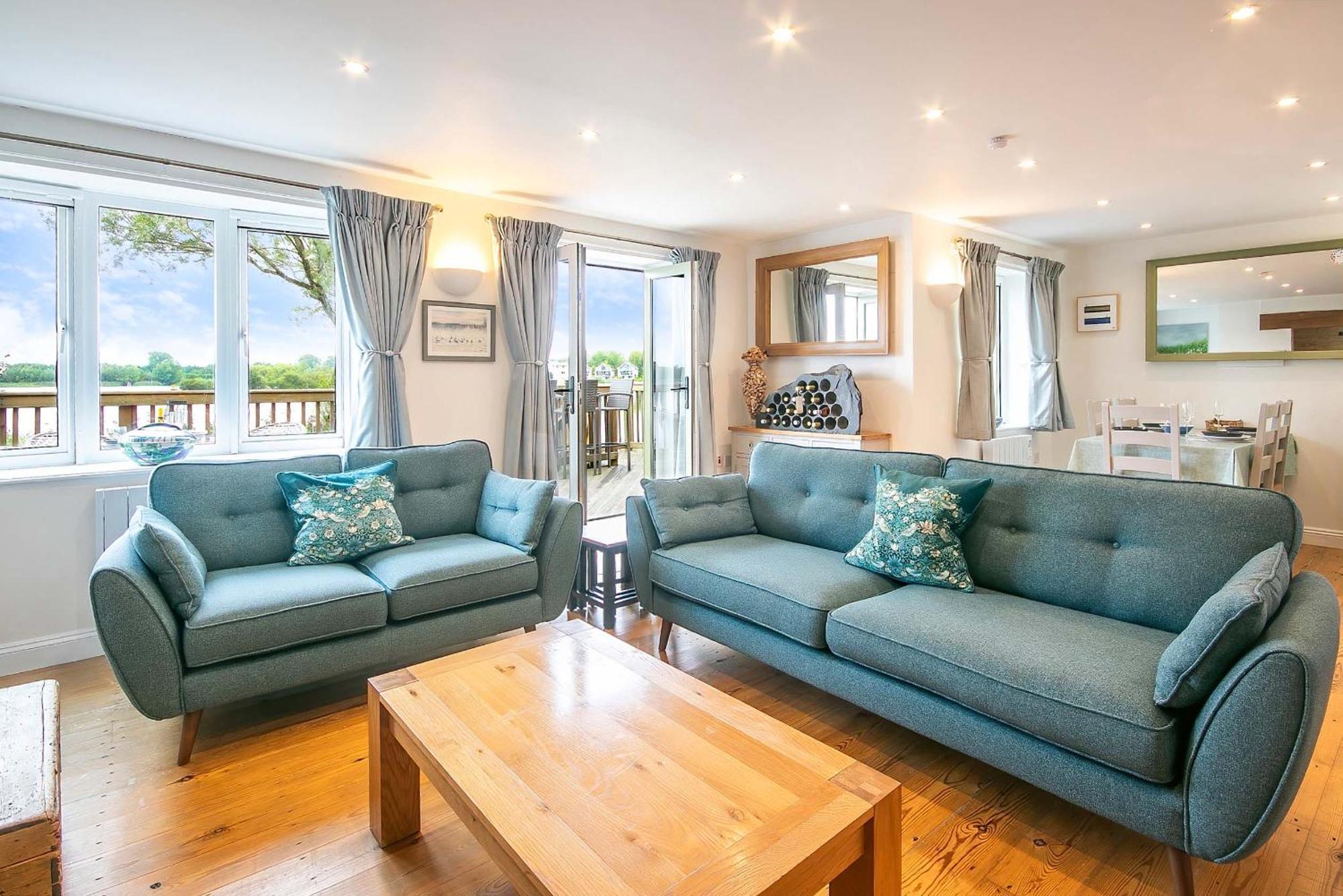 Coot Cottage - Holiday House With Fantastic Lake Views Somerford Keynes Exterior photo