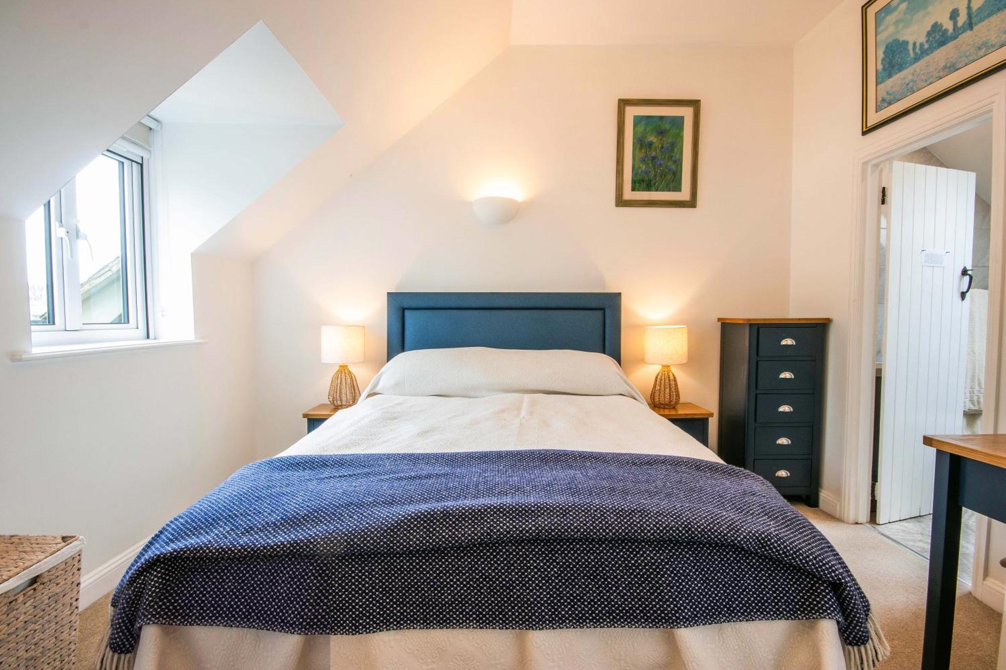 Coot Cottage - Holiday House With Fantastic Lake Views Somerford Keynes Exterior photo